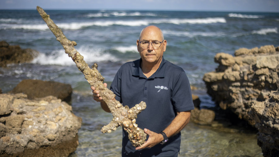 Israeli Scuba Diver Discovers Ancient Crusader Sword