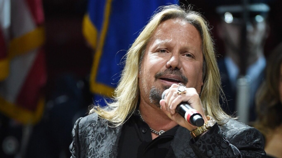 Mötley Crüe Singer Vince Neil Breaks Ribs in Fall Off Stage