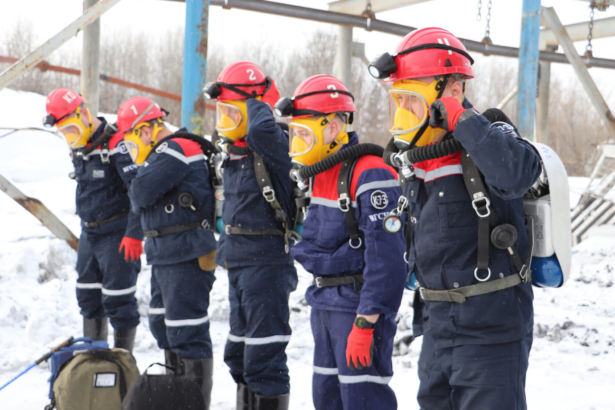Rescuers prepare to work at a fire scene at a coal mine near the Siberian city of Kemerovo, about 3,000 kilometres (1,900 miles) east of Moscow, Russia, on Nov. 25, 2021. (Russian Ministry for Emergency Situations photo via AP)