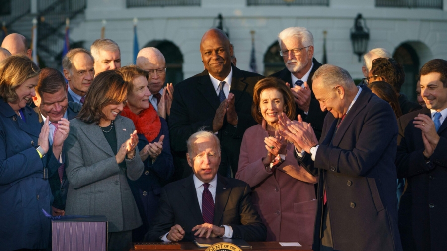 Biden Signs $1.2 Trillion Infrastructure Bill in Bipartisan Ceremony | NTD