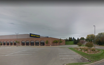At Least 30 People Burglarize a Best Buy in Minnesota on Black Friday