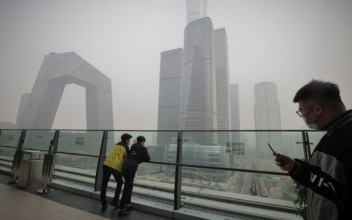 Heavy Pollution Shrouds Beijing, Highways Closed