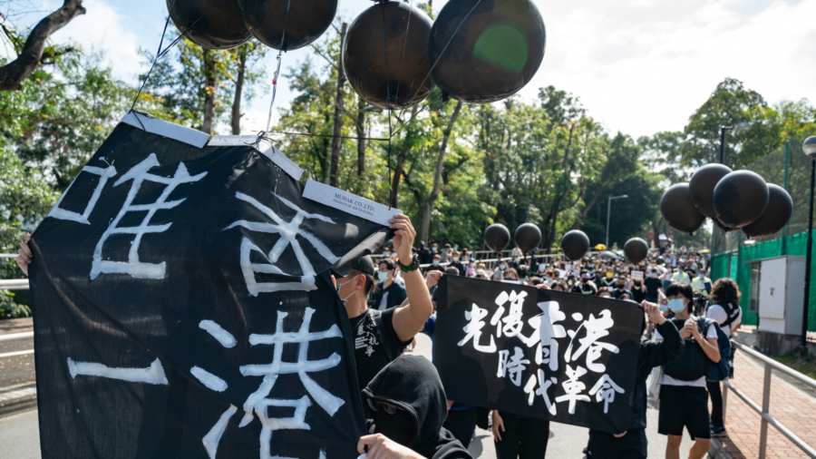 Students Protest at Top Hong Kong University Graduation Ceremony
