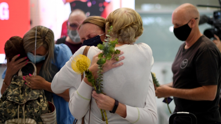 Stranded Australians Return Home