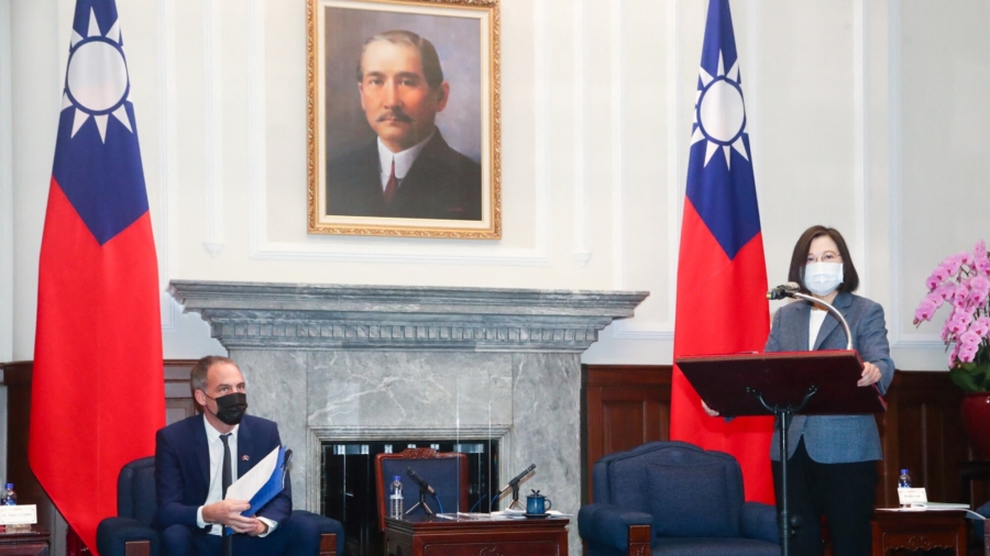 CCP Newspaper Editor Triggers Backlash Over Taiwan