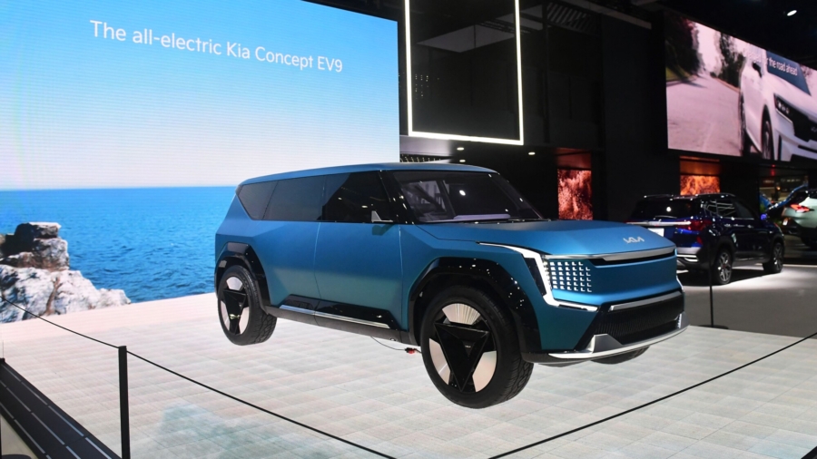LA Auto Show Features Electric Vehicles