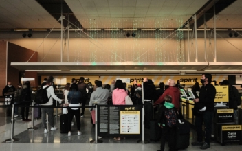Airports Crowded as Americans Travel for Holiday