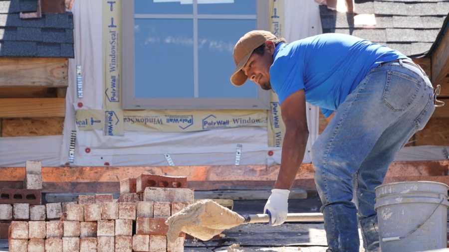 US Home Construction Dips 0.7 Percent in October, but Permits Jump