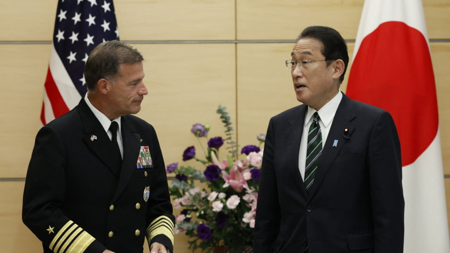 US Admiral Reaffirms Commitment to Japan