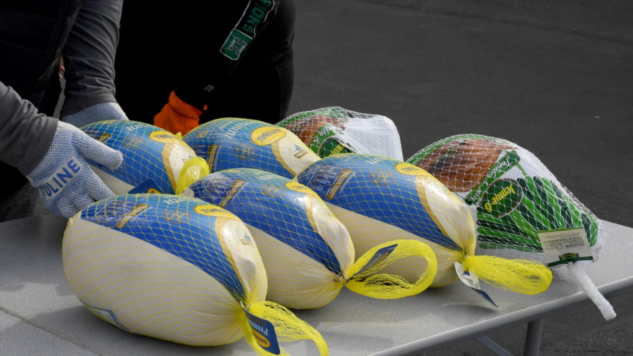 New York Icons Give Turkeys to Poor Families