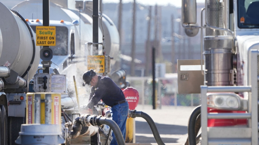 US Gasoline Prices Vault to New 7-Year High