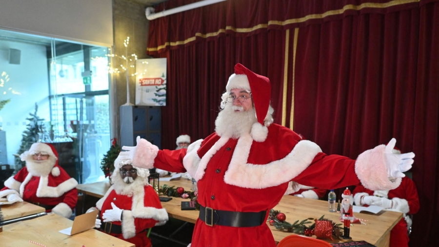 Trainee Santas Head to Class For Christmas