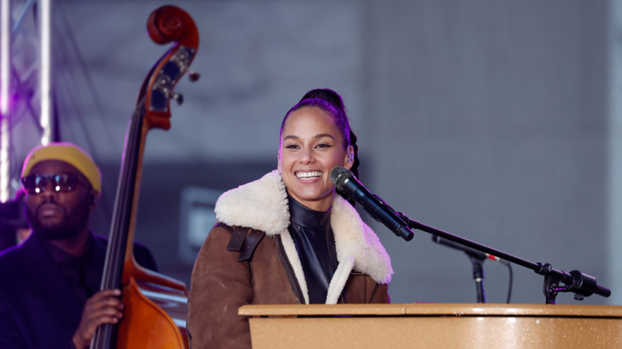 Alicia Keys Surprises NYC With Holiday Concert