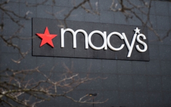 Thieves Assault Macy’s Guard, Woman Arrested
