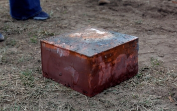 Experts Open Time Capsule Found at Gen. Lee Statue Site