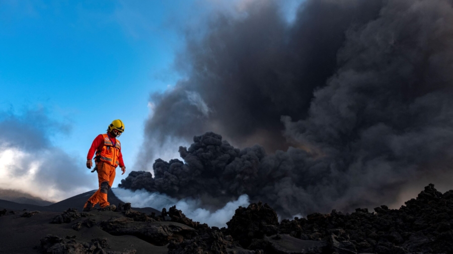 Island Turns Into Open-Air Lab for Tech-Savvy Volcanologists