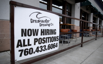 Unemployment Claims in US Rise Slightly to 206,000