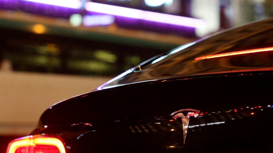 Fatal Crash Prompts Paris Taxi Company to Suspend Use of Tesla Model 3