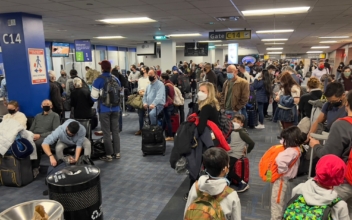 Multiple Airlines Cancel Hundreds of Flights on Christmas Eve, Citing Omicron Surge