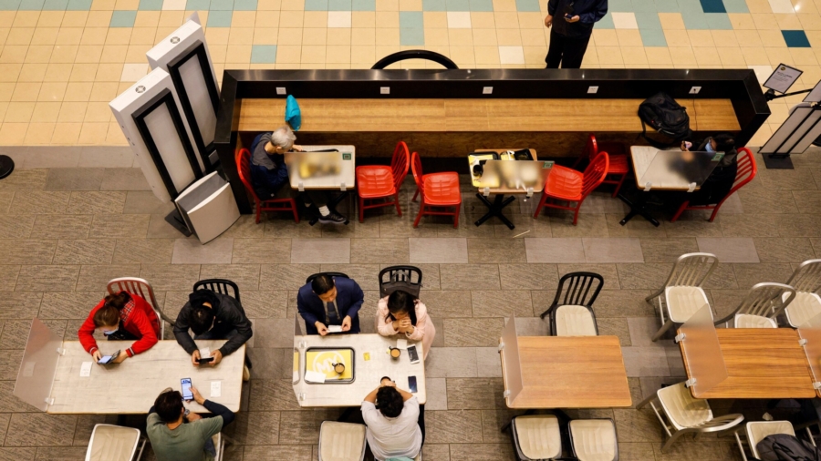 Hong Kong Bars, Restaurants Face More Pain With Return of COVID-19 Curbs