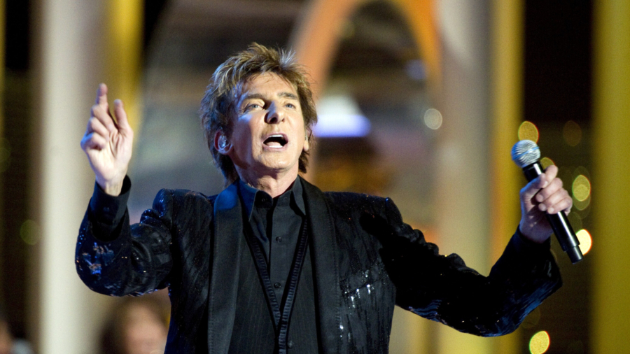 Barry Manilow Speaks Out After Being Dragged Into Joe Rogan-Neil Young Controversy