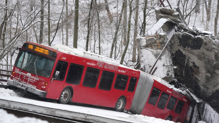 Human Chain Formed to Help After Pittsburgh Bridge Collapse; No Deaths Reported