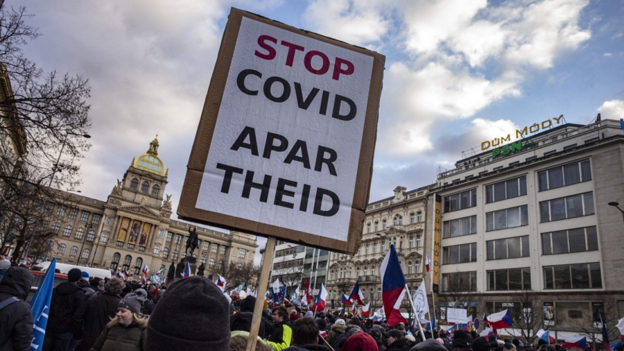 Thousands Gather in Czech Capital to Protest COVID-19 Restrictions