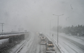 Athens Snowstorm Traps Thousands of Drivers
