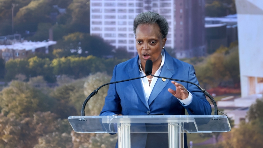 Chicago, Texas Feud Over Illegal Immigrants