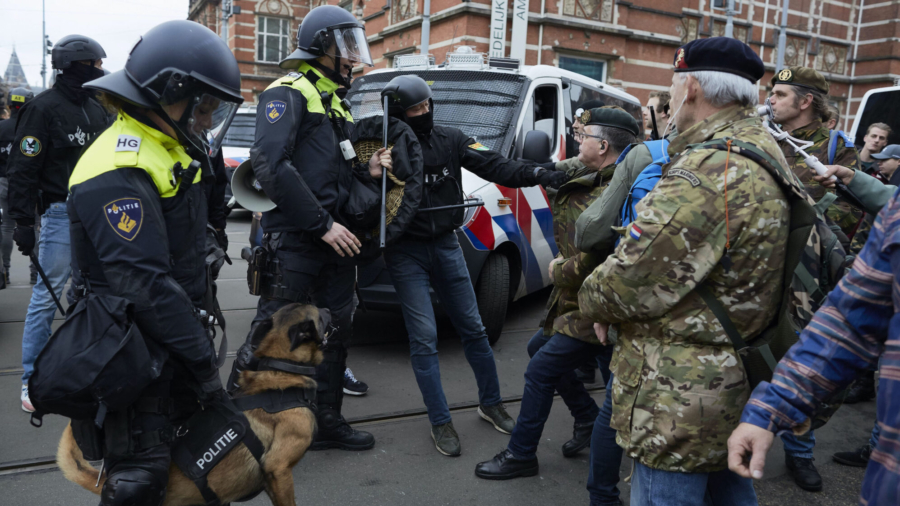 Police Use Attack Dogs as Thousands Protest Against Dutch COVID-19 Lockdowns