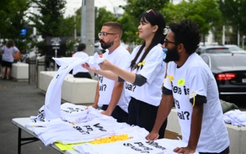 Activists Hold T-Shirt Campaign for Peng Shuai