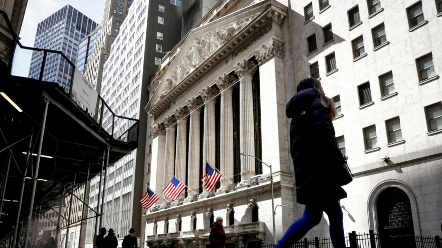Major Wall Street Banks Start Dropping Mask Mandates