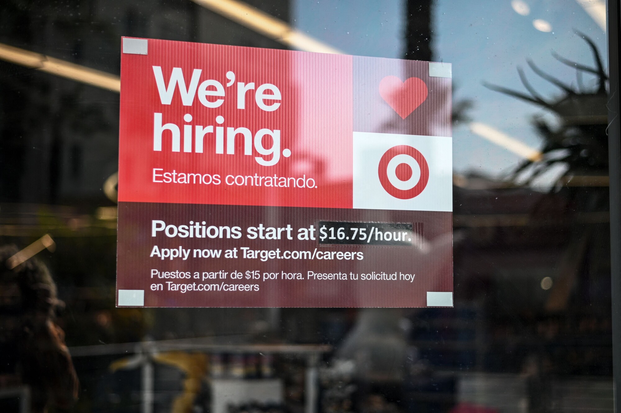 US Jobless Claims Fall as Labor Market Remains Tight