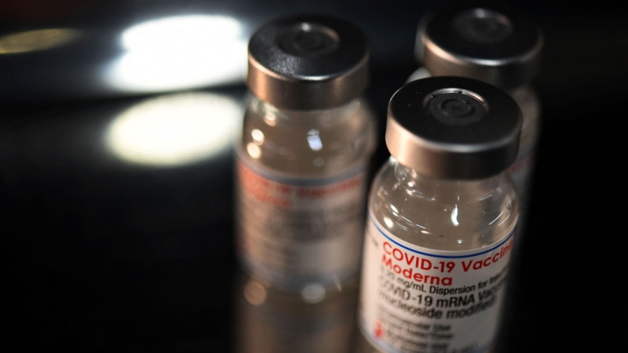 US Regulators Approve Moderna’s COVID-19 Vaccine for All Adults