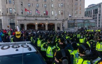 Police Start Arresting Protesters in Ottawa