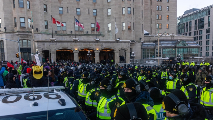 Police Start Arresting Protesters in Ottawa