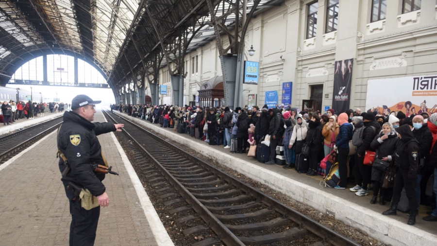 Thousands of Ukrainians Fleeing War at Home