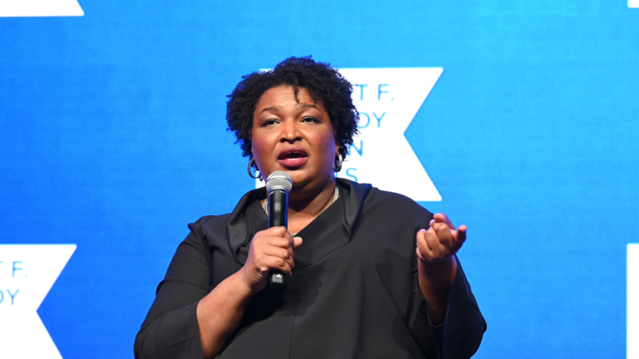 Abrams Photographed Maskless After Mask Push