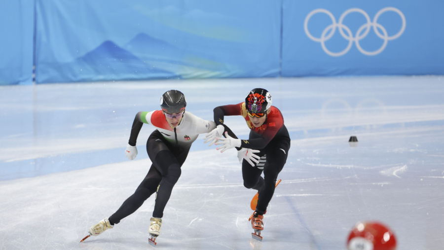 China Speed Skater Pushes Rival in Final Race