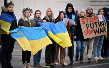 Ukrainians Living in London Stand Together