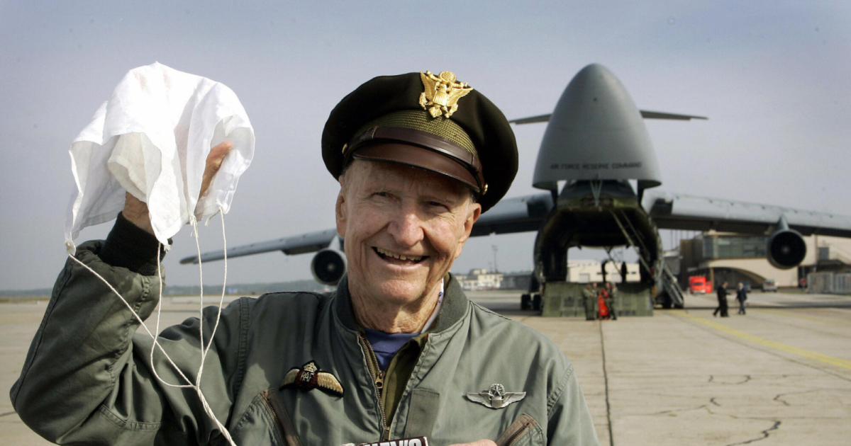 WWII Pilot Known as ‘Candy Bomber’ Dies NTD