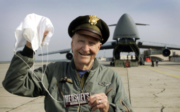 WWII Pilot Known as ‘Candy Bomber’ Dies