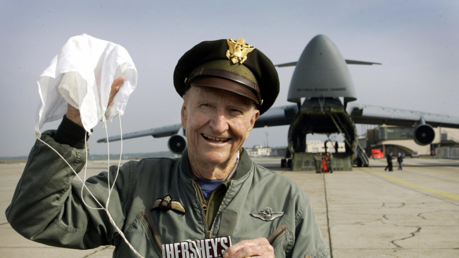 WWII Pilot Known as 'Candy Bomber' Dies