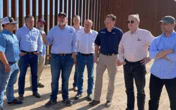 Texas Lawmakers Denounce Migrant Surge at Border