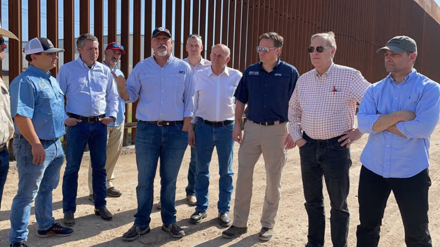 Texas Lawmakers Denounce Migrant Surge at Border