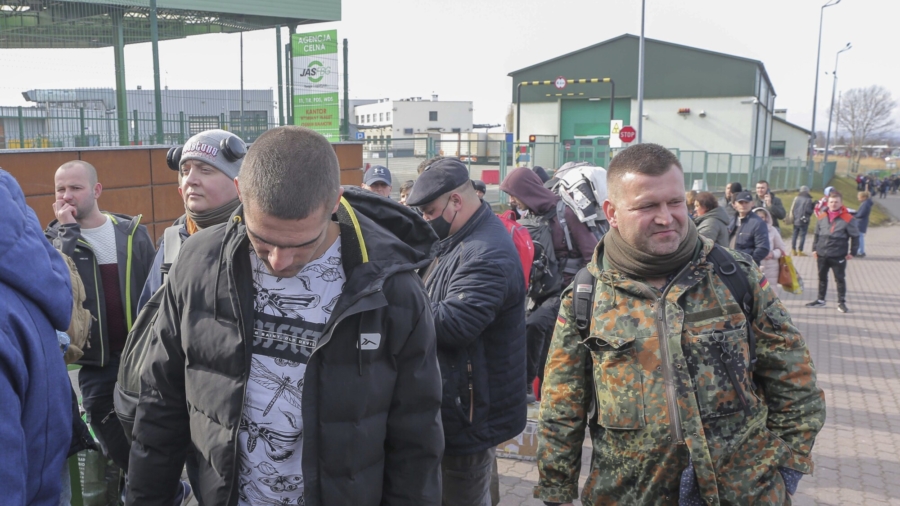 Ukrainians Return From Abroad to Fight Russian Invasion