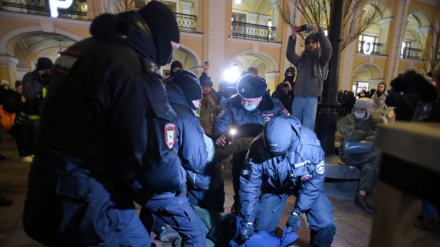 Analyst: Fear of Arrest Blurs Russian Public Opinion of War