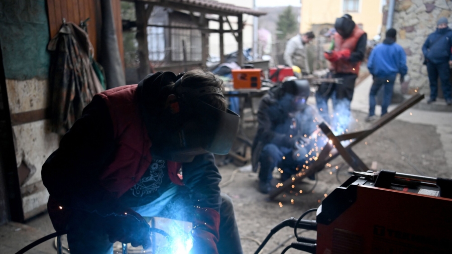 Kyiv Volunteers Build Tank Barricades