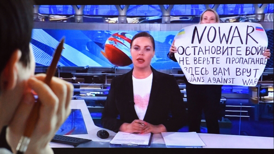 Russian Court Fines Woman After Protest on TV