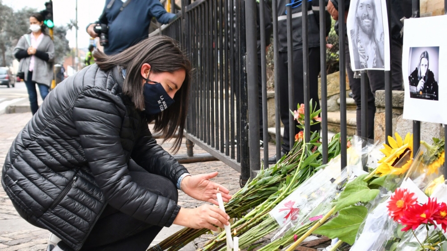 Fans Pay Tribute to Foo Fighters Drummer